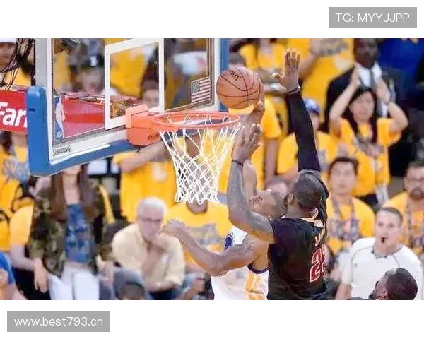 《NBA精彩瞬间回顾 球星们的经典表现与震撼时刻》 - 副本 (2)